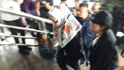 Pakai Kerudung Warna-warni, Atut Diperiksa Terkait Kasus Korupsi Alkes