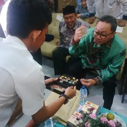 Demi Pengungsi Rohingya, Zulkifli Hasan Beli Cincin Akik Aceh Rp 5 Juta