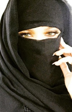 Ketika Khloe Kardashian Pakai Burqa Saat Liburan di Dubai
