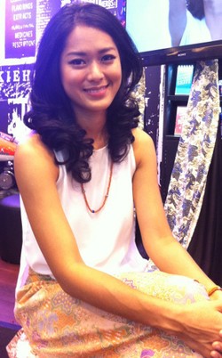 Prisia Nasution Kesal dengan Turis yang Sentuh Patung Buddha Candi Borobudur