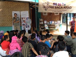 Risers Datsun Berkunjung ke Rumah Baca Ahad