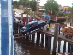 Video Mobil Masuk ke Kapal Pakai Jembatan Papan Kayu Bikin Heboh