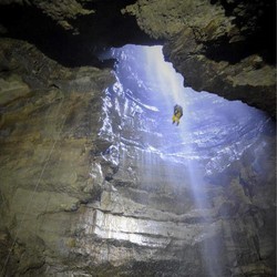 Gua Bawah Tanah di Inggris Punya Air Terjun 102 Meter