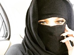 Unggah Foto Berbusana Muslimah, Khloe Kardashian Picu Kontroversi