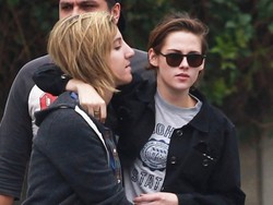 Diberitakan Lesbian, Kristen Stewart dan Teman Wanitanya Peluk-pelukan