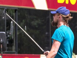 Bahkan Leonardo DiCaprio Pun Ikut Demam Tongsis