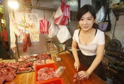 Mahasiswi Cantik yang Jadi Tukang Daging Ini Menghebohkan Media Sosial