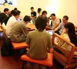 Antara Momod, Miring dan Tak Sekadar Fanboy