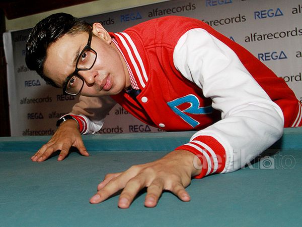 Rega Curhat di Lagu Debut
