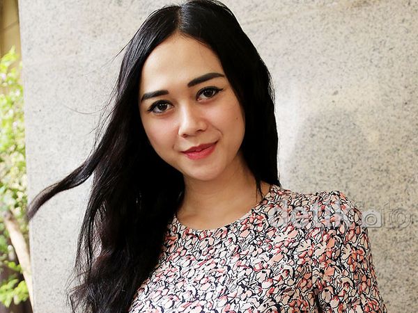 Senyuman Manis Aura Kasih