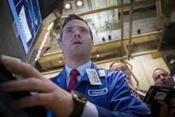 Wall Street Turun 1% Lebih