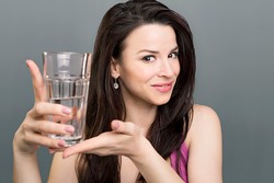 Ini Alasannya Kita Harus Minum Banyak Air Saat Musim Kemarau