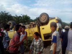 Tragis! Truk Pembawa Siswa Masuk Parit di Tapteng Sumut, 17 Orang Tewas