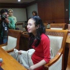 Sambil Tersenyum Manis, Denty Bawa Bukti dan Siap Bersaksi Lawan Frans