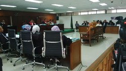 Jaksa Protes Fuad Amin Terlihat Tertidur, Hakim: Buka Mata Dikit Saja!