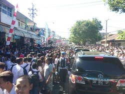 Jokowi Bagikan Kartu Sakti Bagi Warga Sulawesi Utara