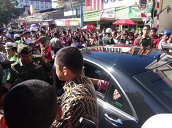 Begini Saat Jokowi Bagi-bagi Buku dan Dikerubuti Anak SD di Manado