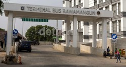 Bangunan di Tengah Jalur Bus Terminal Rawamangun Tak Bisa Asal Dibongkar
