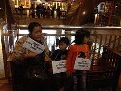 Di Tengah Rekonstruksi, Ibu dan Nenek Amanda Histeris dan Pingsan