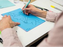 Buat Eksperimen, Seniman Ini Ajak Wanita untuk Bugil Lalu Dilukis