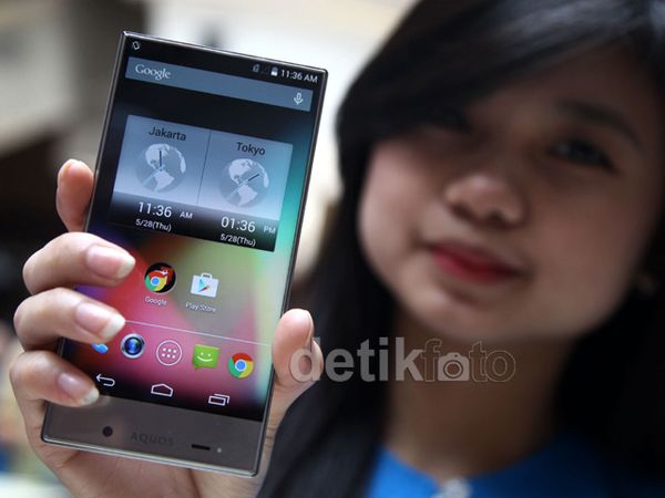 Ponsel (Nyaris) Tanpa Bingkai Sharp