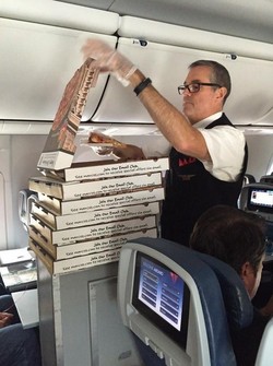 Pesawat Delay, Delta Airlines Pesan Pizza untuk Penumpang