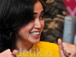 Sang Petugas Keamanan Serius Dekati Jessica Iskandar