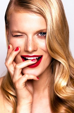 Trik Pakai Lipstik Merah dari Make-up Artist Dunia