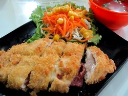 Yummy! Renyahnya Chicken Cordon Bleu Berisi Keju Leleh Enak untuk Makan Siang