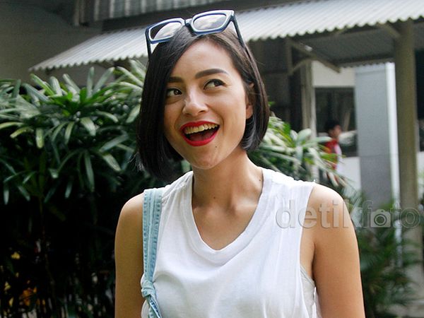 Bibir Merah Lolita Agustine