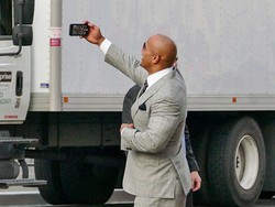 Premier Film San Andreas, Dwayne Johnson Cetak Rekor Dunia karena Selfie