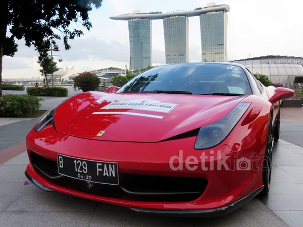 Pengguna Ferrari Keliling Singapura
