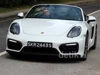 Keliling Singapura Naik Porsche Boxster GTS