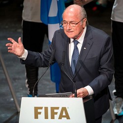 David Gill Akan Mundur Jika Blatter Terpilih Lagi