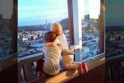 Haru, Ibu Ini Tangkap Momen Kebersamaan Dua Pasien Kanker Anak