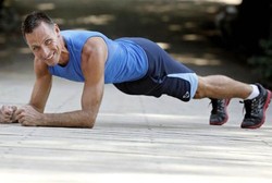 Untuk Kedua Kali, Pria Ini Sabet Rekor dengan Plank Terlama di Dunia