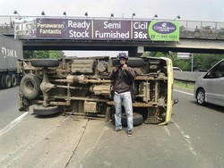 Truk Muatan Minyak Goreng Tumpah di Tol Jagorawi, Lalin Tersendat