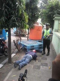 Pemotor Pelanggar Lalu Lintas ini Dihukum Push Up 1.000 Kali