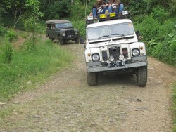 Ketika Penunggang Motor Diajak Naik Ojaeger Si Mobil Offroad