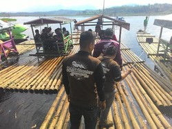 Naik Rakit Demi Makan Siang di Situ Bagendit