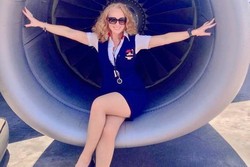 Heboh Foto Pramugari Duduk di Mesin Jet Pesawat