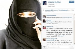 Liburan ke Dubai, Khloe Kardashian Selfie Pakai Cadar