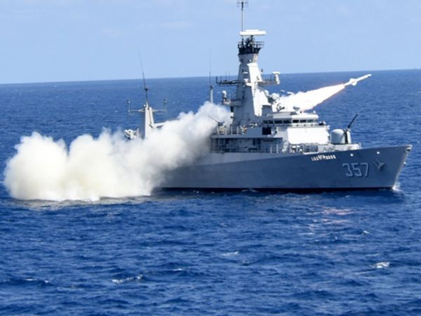 KRI Bung Tomo Luncurkan Rudal Exocet di Laut Jawa KRI Bung Tomo Luncurkan Rudal Exocet di Laut Jawa