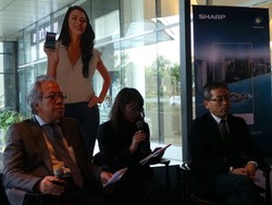 Maaf, Saya Bohongi Anda Soal Ponsel Sharp