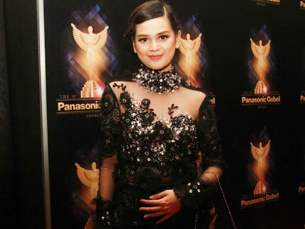 Cut Meyriska, Si Pemilik Wajah Imut Tampil Serba Hitam