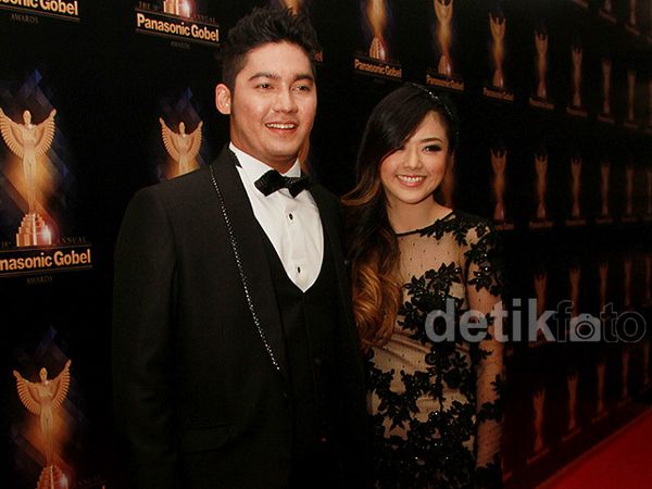 Gandeng Samuel Zylgwyn, Franda Tampil Bergaun Menerawang