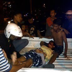 Seruduk Atoz dari Belakang, Biker Pasangan Sejoli Terluka Serius