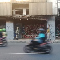 Satpol PP Serentak Bersihkan Mural Liar di Dinding Kota Surabaya