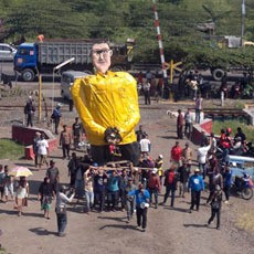 Ogoh-ogoh ARB Baju Kuning dengan Tangan Dirantai Diarak Korban Lumpur