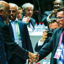 Jabat Tangan Palestina-Israel di Kongres FIFA